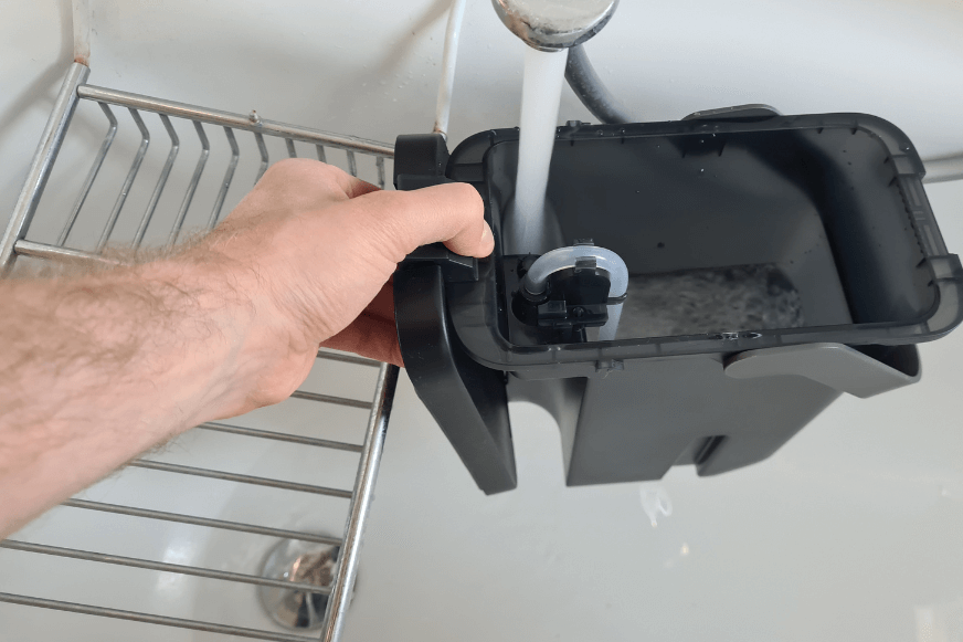 Wasser wird in den Frischwassertank des Roborock S7 Pro Ultra eingelassen